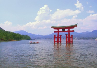 世界遺産 厳島神社　　　　　　　　　　　　　　　　　　　　　　　　　　　Image credit: Rdsmith4 via Wikipedia CC-BY-SA 2.5.